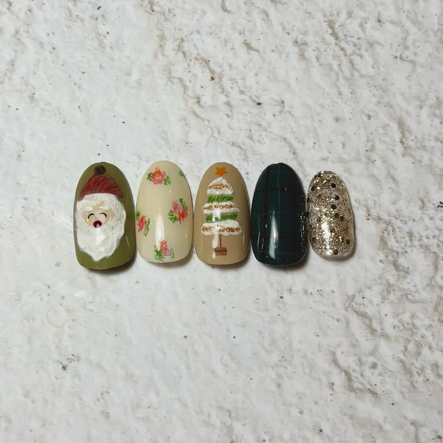 サンタさんとツリーを合わせたクリスマスネイル🎄