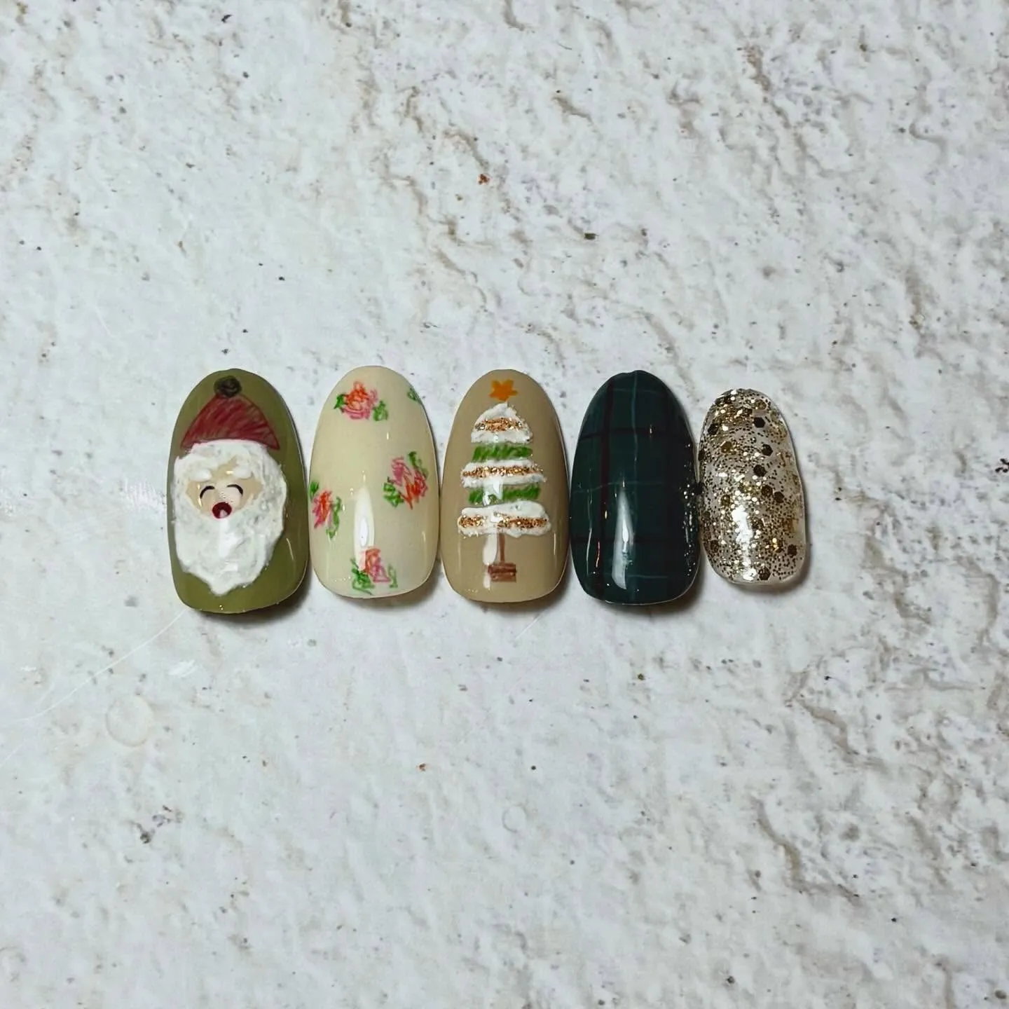 サンタさんとツリーを合わせたクリスマスネイル🎄