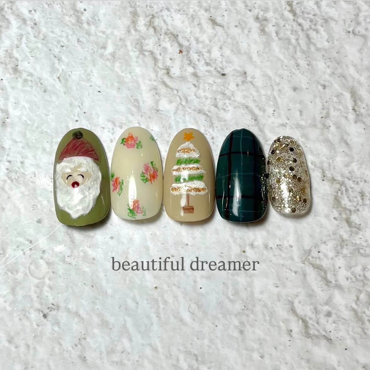 サンタさんとツリーを合わせたクリスマスネイル🎄