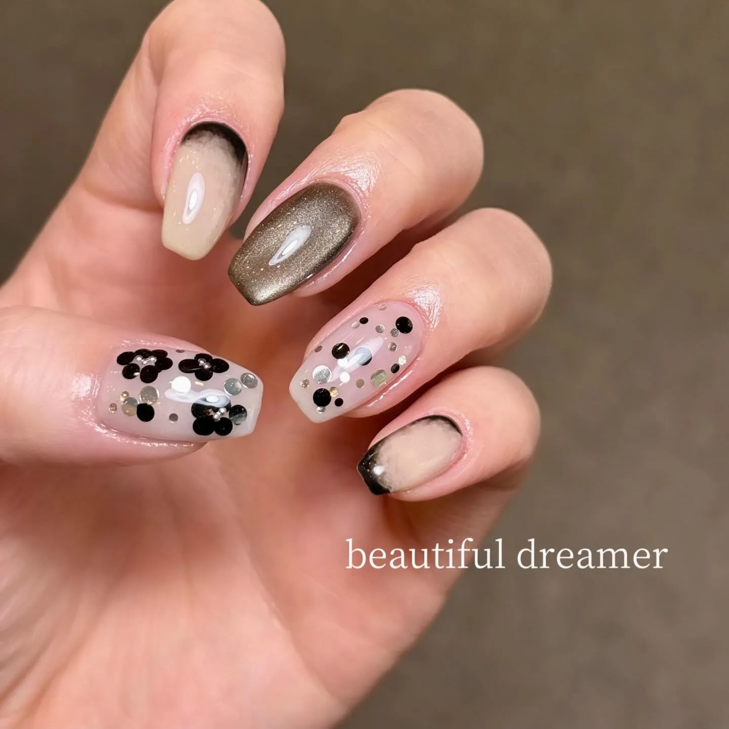 モノトーンでまとめて大人可愛いフラワーネイル。